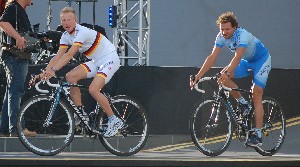 Fabian Wegmann & Peter Wrolich tijdens de ploegpresentatie voor de Tour de France 2007 in Londen -  Thomas Vergouwen