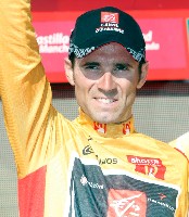 Alejandro Valverde proudly wears his golden leader's jersey -  Unipublic