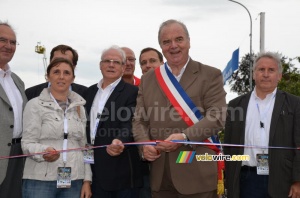 The mayor of Fourmies cuts the ribbon (325x)