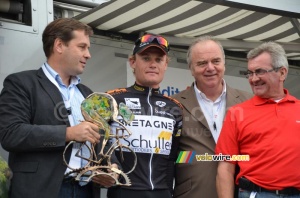 Guillaume Blot (Bretagne-Schuller) gets his trophy (385x)