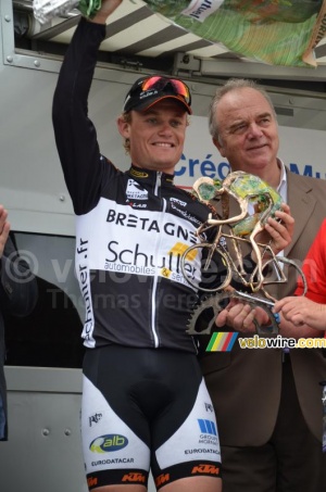 Guillaume Blot (Bretagne-Schuller) gets his trophy (3) (352x)