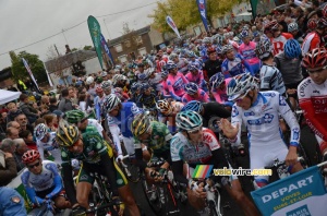 The peloton at the start of Paris-Tours 2011 (535x)
