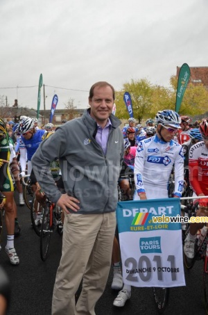 Christian Prudhomme with the start flag in Voves (547x)