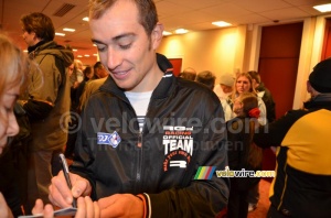 Jérémy Roy signe des autographes (882x)