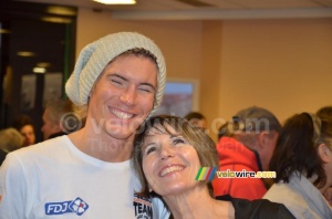 Yoann Offredo, tout sourire avec sa mère (2) (2171x)