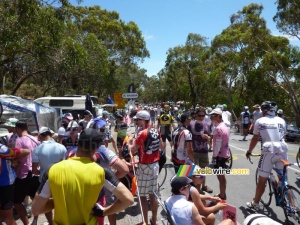 Quite a crowd on Willunga Hill before the riders arrive (351x)