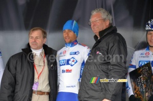 Sandy Casar (FDJ BigMat) with the representatives of the Yvelines (337x)