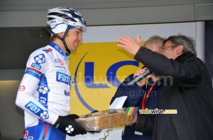 Jérémy Roy (FDJ BigMat) receives a gift basket from the mayor of Vierzon (394x)