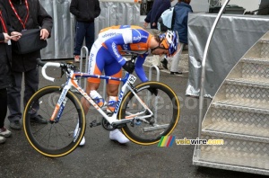 Carlos Barredo (Rabobank) vérifie le réglage son vélo (669x)