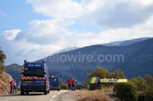 The stage has a scenery look on the Mont Ventoux (639x)