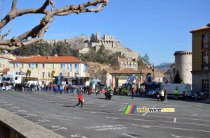 The start of Paris-Nice in front of the citadelle of Sisteron (559x)
