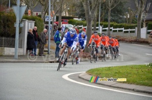 The peloton controlled by FDJ BigMat and Roubaix-Lille Métropole (543x)