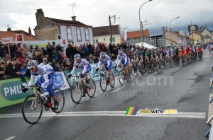 The peloton at the first crossing of the finish line (332x)
