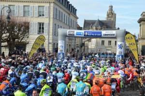 The peloton ready for the start in Compiègne (427x)