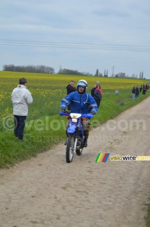La Gendarmerie a des motos spéciales pour Paris-Roubaix (526x)