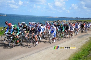 The peloton with Pierrick Fédrigo (FDJ-BigMat) along the coastline (708x)