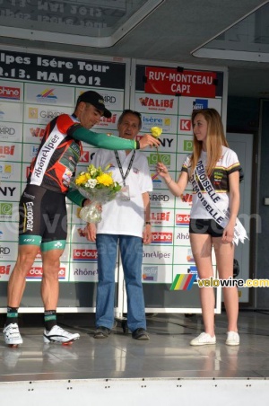 Jérôme Cousin (Team Europcar) offre une fleur à une des hôtesses (189x)