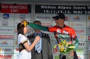 Jérôme Cousin (Team Europcar) offre une fleur à une des hôtesses (2) (249x)