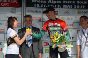 Jérôme Cousin (Team Europcar) offre une fleur à une des hôtesses (3) (322x)