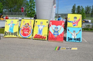 Paintings of riders at the start (257x)