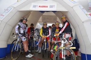 The riders hide for the rain before the start (261x)