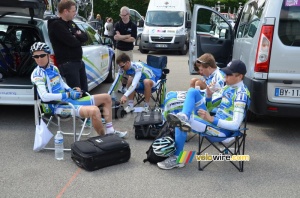 The Joker-Merida team relaxed before the start (261x)