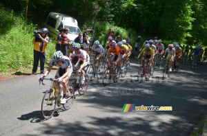 The peloton on the Col du Chat (422x)