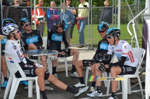 Team Sky waiting for its turn (367x)