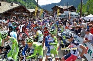 The peloton at the start in Morzine (358x)