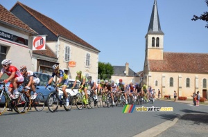 The peloton in Mers-sur-Indre (2) (534x)