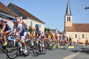 The peloton in Mers-sur-Indre (3) (369x)