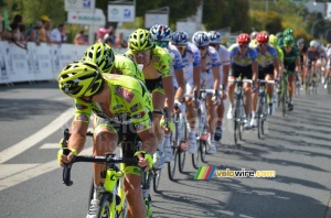 Farnese Vini & FDJ-BigMat leading the peloton (649x)