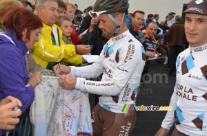Jimmy Casper (AG2R La Mondiale) signe un maillot (470x)