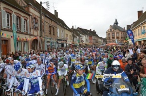 The peloton at the start in Châteauneuf-en-Thymerais (524x)
