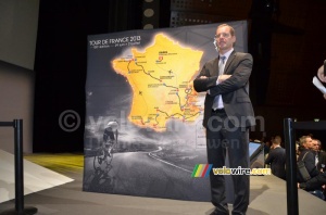Christian Prudhomme poses next to the Tour de France 2013 map (451x)