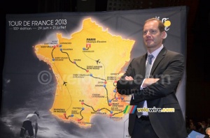 Christian Prudhomme poses next to the Tour de France 2013 map (2) (462x)