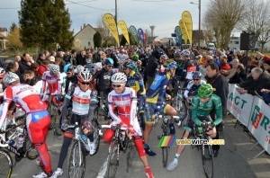 The peloton ready for the start in Vimory (481x)