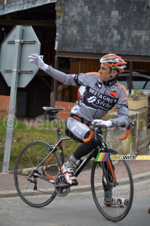 Renaud Dion (Bretagne-Séché) venu encourager les coureurs de Paris-Nice (531x)
