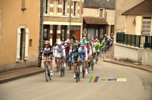 The peloton back together in Autry-le-Châtel (527x)