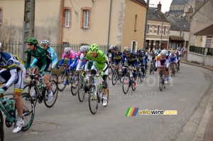 The peloton back together in Autry-le-Châtel (2) (464x)