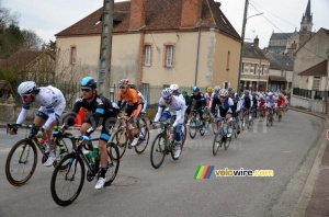 The peloton back together in Autry-le-Châtel (3) (438x)