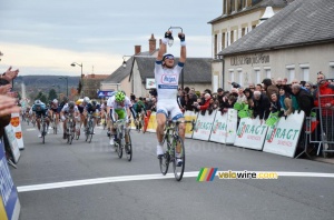 Marcel Kittel (Argos-Shimano) takes the victory in Cérilly (1084x)