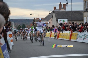 Marcel Kittel (Argos-Shimano) takes the victory in Cérilly (2) (438x)