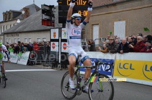 Marcel Kittel (Argos-Shimano) happy with his victory in Cérilly (412x)