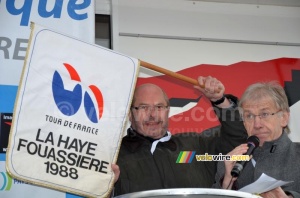 Le maire de La Haye Fouassière avec le drapeau du départ du Tour de France de sa commune (314x)