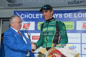 François Faglain congratulates Damien Gaudin (Europcar) (379x)