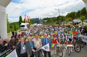 The peloton at the start (279x)