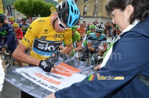 Chris Froome signs the start flag (217x)