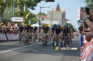 The yellow jersey peloton at 7'17' (287x)