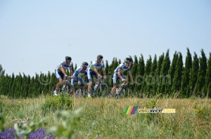 Part of the Orica-GreenEDGE team passes Grignan on the rest day (464x)